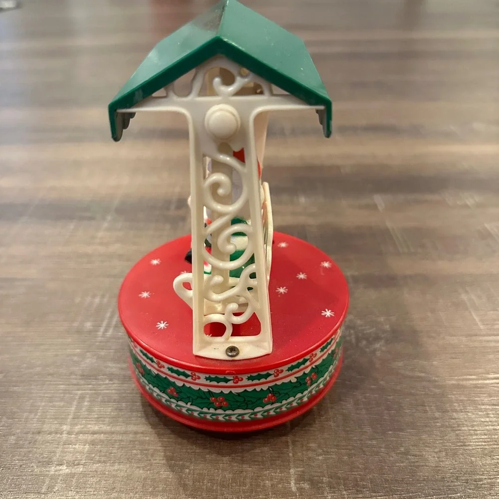 Vintage 1979 Yuletide Enterprises Santa Mrs Claus Swing Music Box Christmas 2037